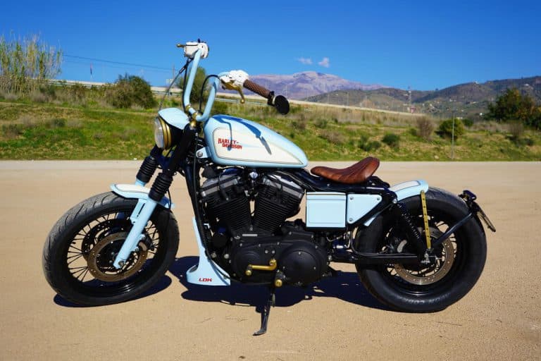 BabyBlue Bobber: Lord Drake Kustoms transformeert 883 Sportster