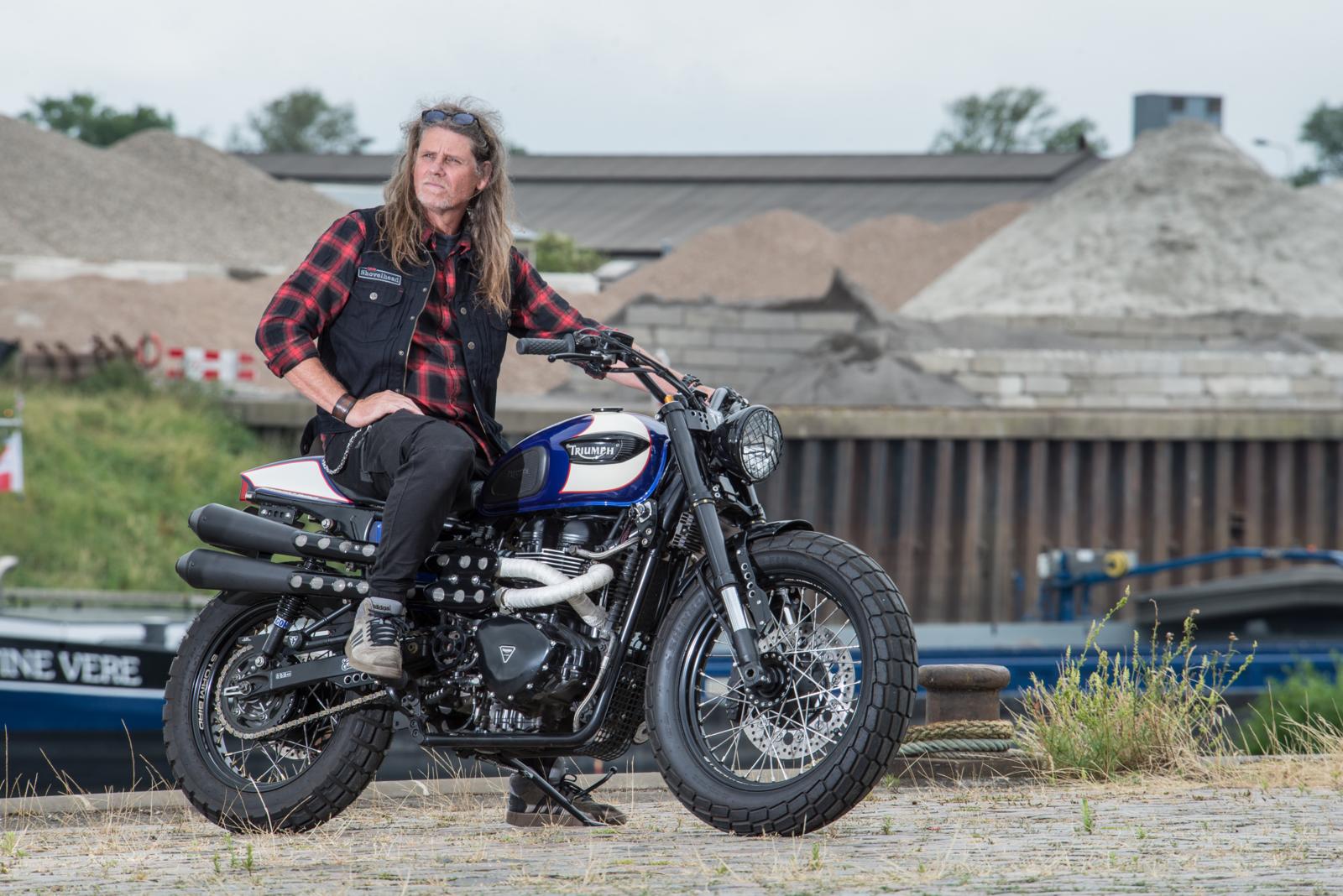 Hans verbouwt een Bonneville T100