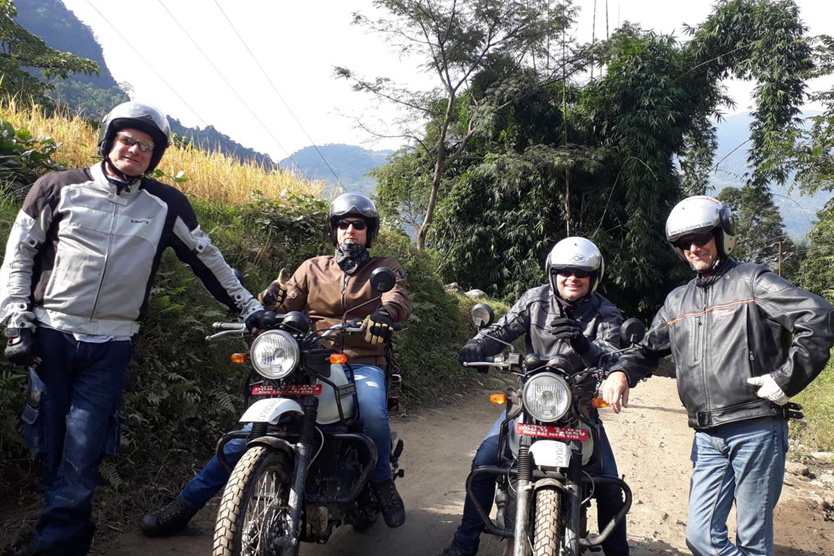 Vier vrienden op Himalayans door Nepal