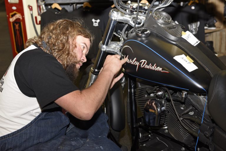 pinstriping en graveren op de Bigtwin Bikeshow