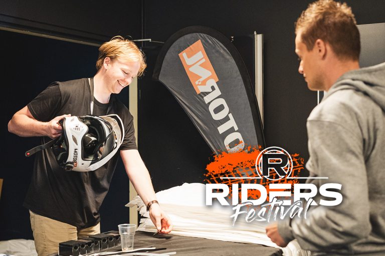 Leg je motorspullen in de drop-off kledingruimte tijdens RIDERS Festival