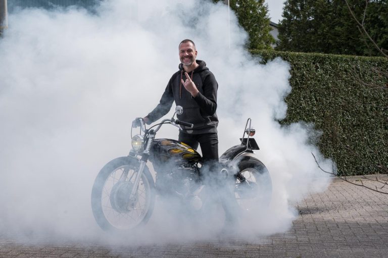 Jeroen legt met Yamaha XS 650 custombike extra rubber op het asfalt