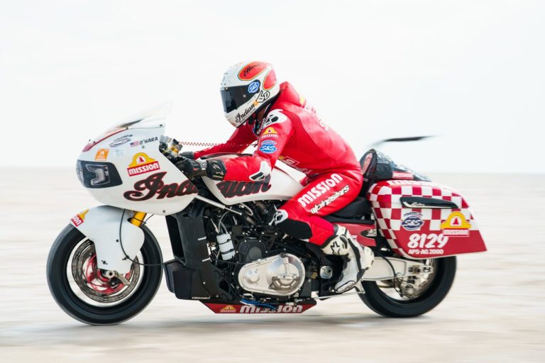 Tyler O’Hara verpulvert 53 jaar oud snelheidsrecord op Bonneville Salt Flats met Indian Challenger