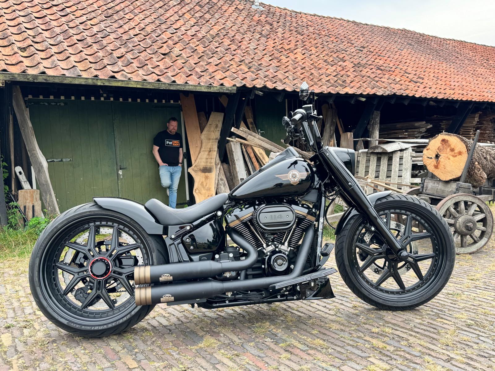 The Dark Dream: Bas’ Fat Boy Custom door Motor Saloon