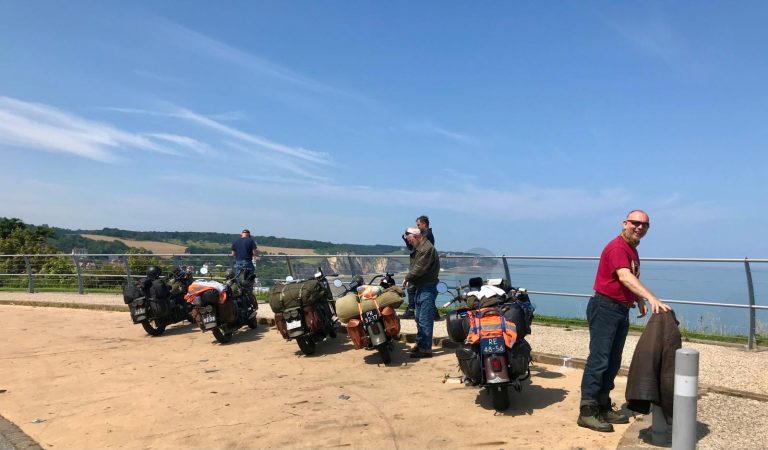 De Silent Grey Fellows trekken eropuit: Normandië here we come!