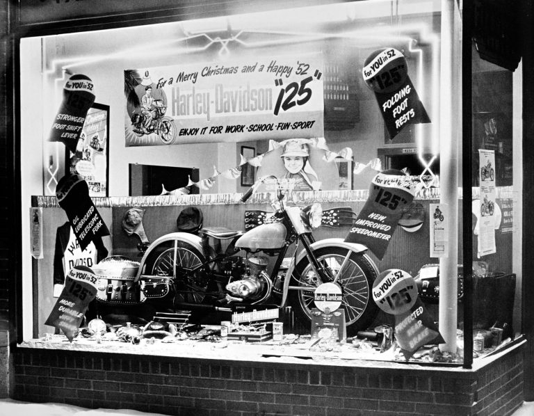 Een kerstetalage van een Harley-Davidson-dealer in Milwaukee