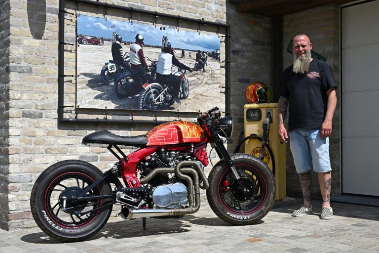 Virago caféracer van Birgen staat in de woonkamer…