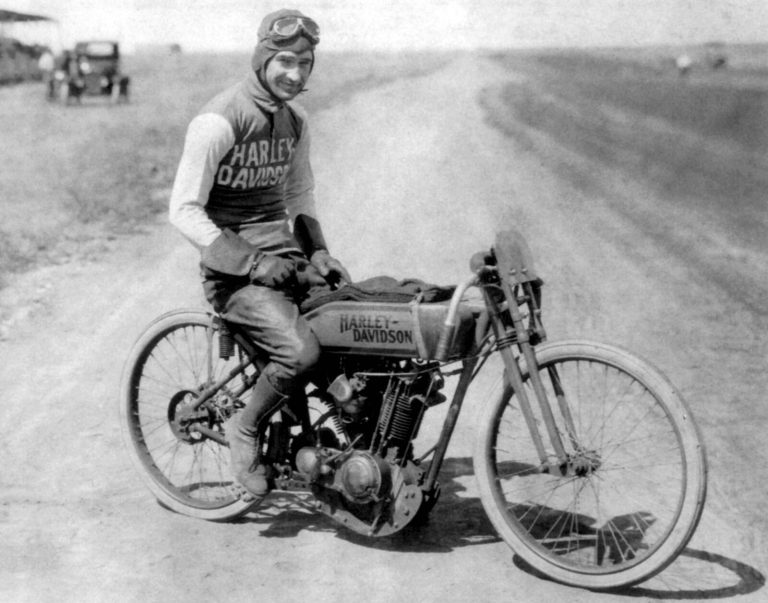 First Milwaukee Eight: Harley-Davidson’s historische 8-kleps V-twin racer