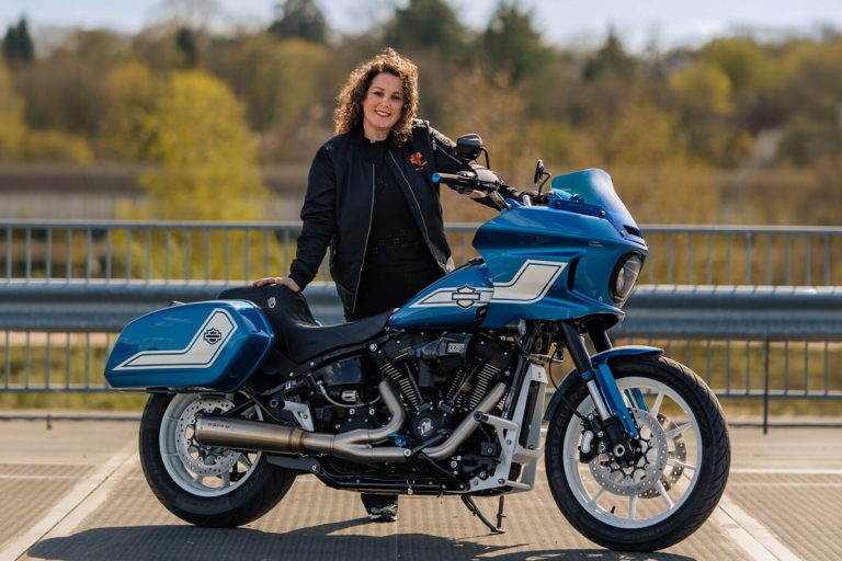 Miss Fast Johnnie: Amel en haar Low Rider ST Limited Edition