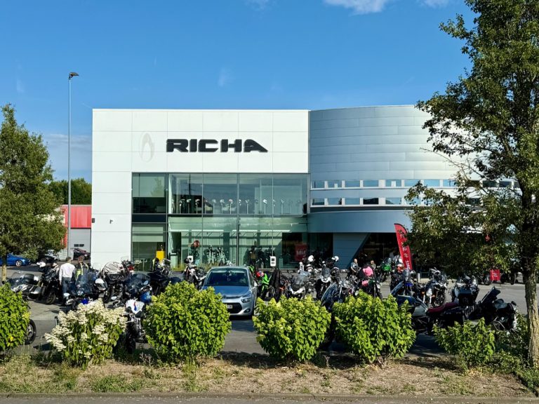 Goede motorkleding hoeft geen luxe te zijn: Richa opent opnieuw de deuren van de fabrieksverkoop